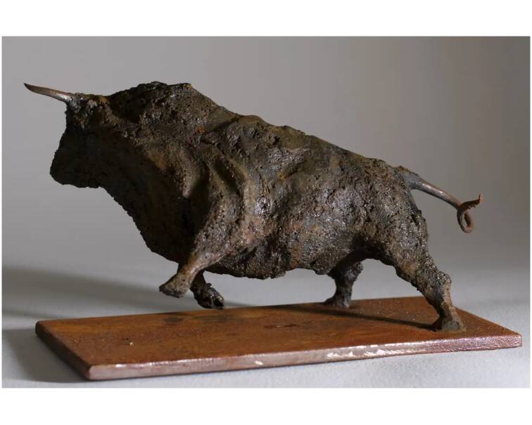 toro iron expressive Spanish sculpture by artist Pablo Lara