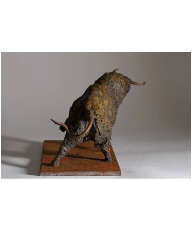 toro iron expressive Spanish sculpture by artist Pablo Lara