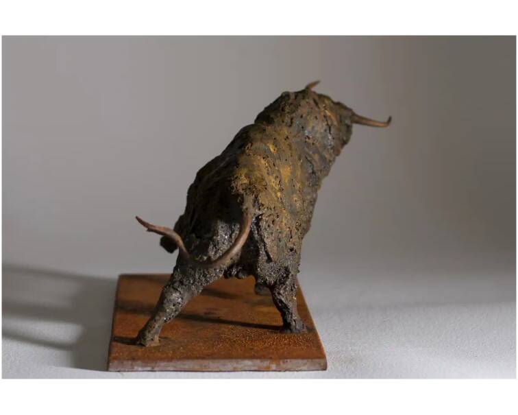 toro iron expressive Spanish sculpture by artist Pablo Lara