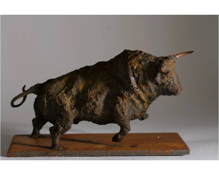 toro iron expressive Spanish sculpture by artist Pablo Lara