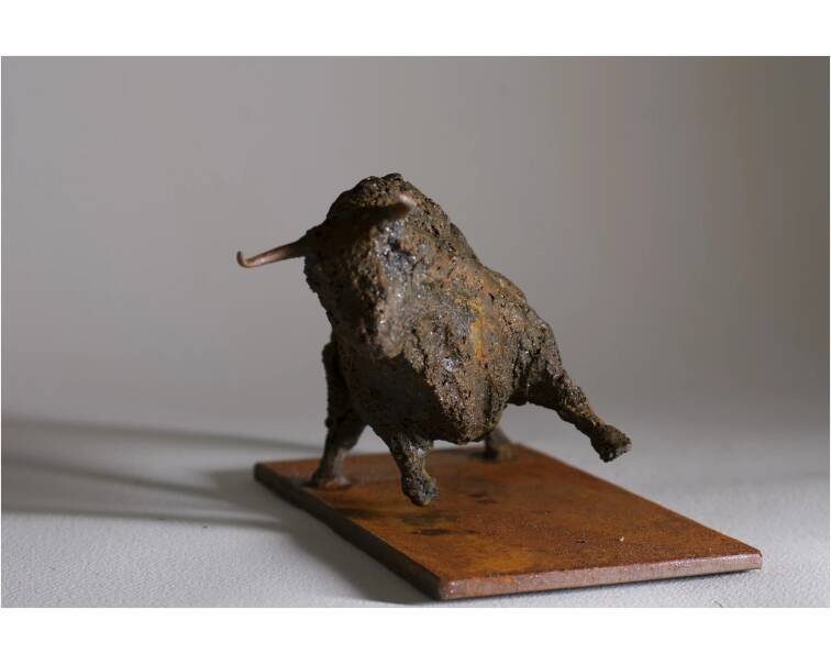 toro iron expressive Spanish sculpture by artist Pablo Lara