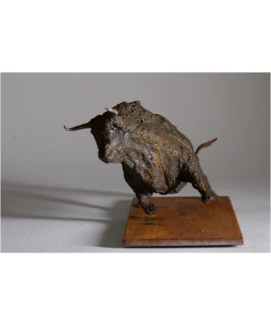 toro iron expressive Spanish sculpture by artist Pablo Lara