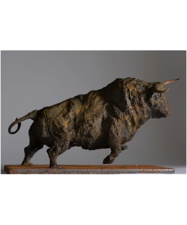 toro iron expressive Spanish sculpture by artist Pablo Lara