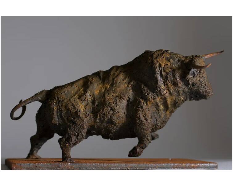 toro iron expressive Spanish sculpture by artist Pablo Lara