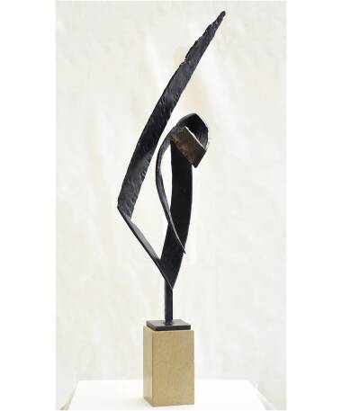 señalaito iron abstract sculpture by artist pablo lara