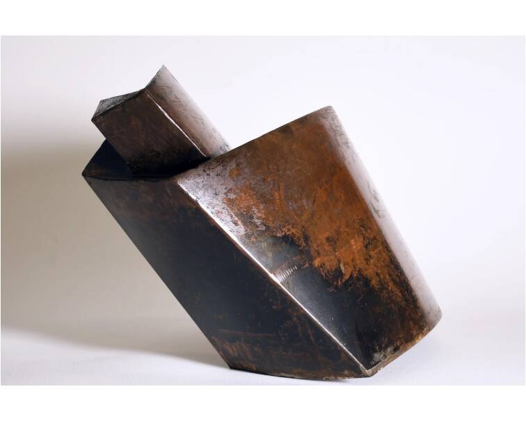 Infinito iron abstract sculpture by artist pablo lara