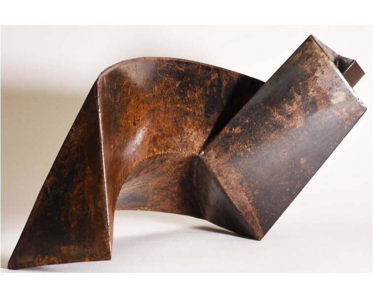 Infinito iron abstract sculpture by artist pablo lara