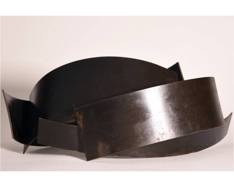 mana iron abstract sculpture by artist pablo lara