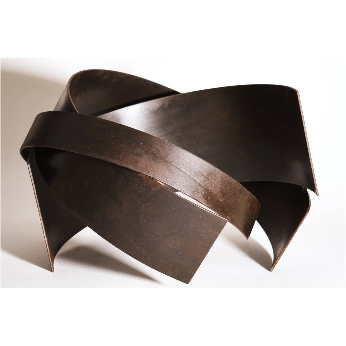 roal iron abstract sculpture by artist pablo lara